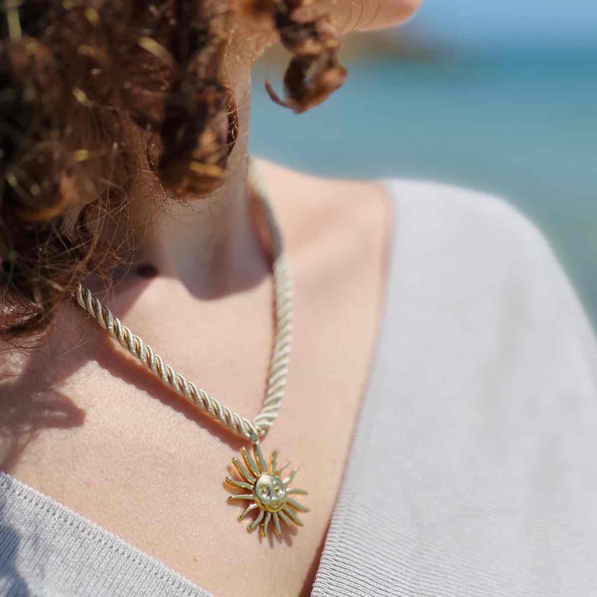Collier soleil éclatant pour un été inoubliable