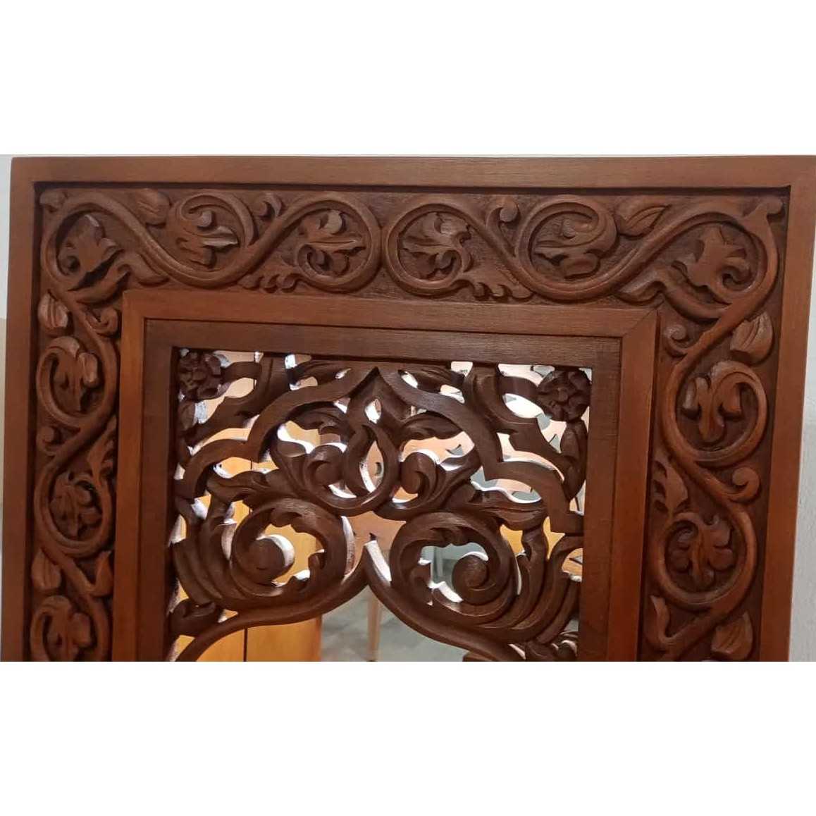 Niche en bois sculptée à la main avec éclairage élégant