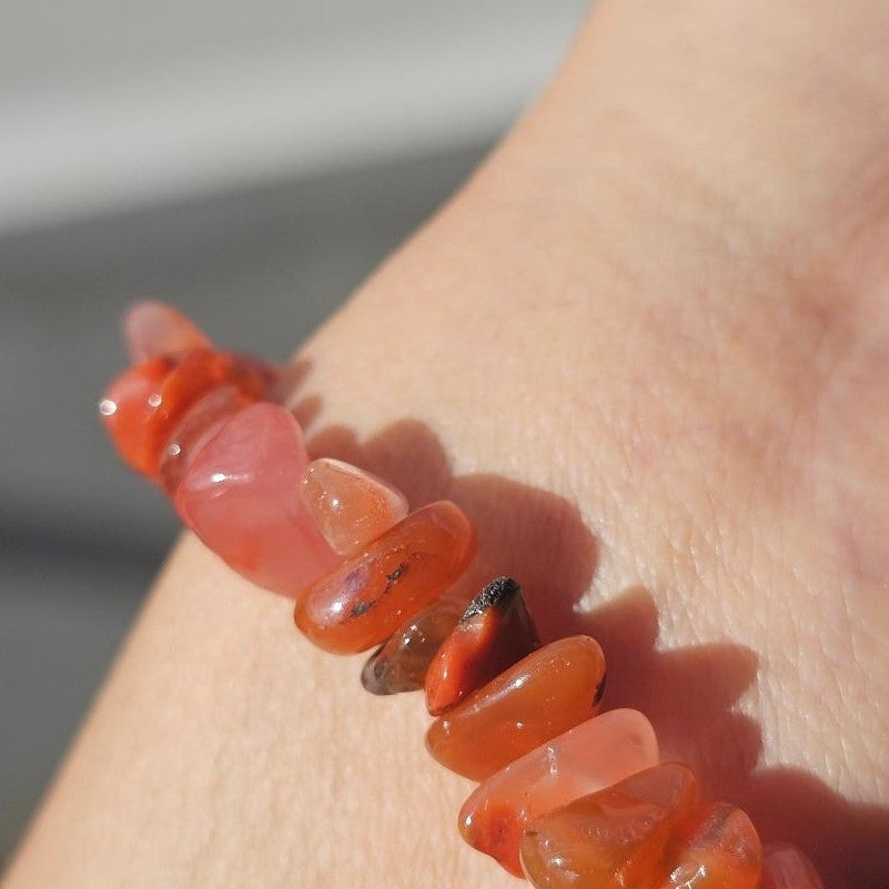 bracelet agate rouge élastique baroque pour une élégance unique