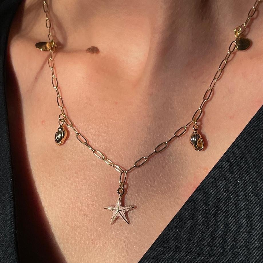 collier doré étoile de mer rose pour un style marin chic