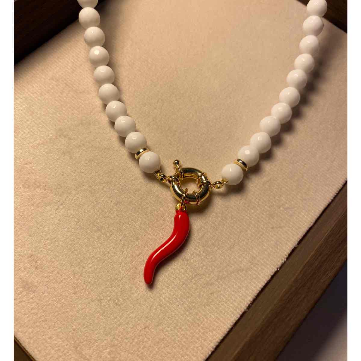 collier 🌶️chic Talismans d'Aura en blanc exclusif et élégant