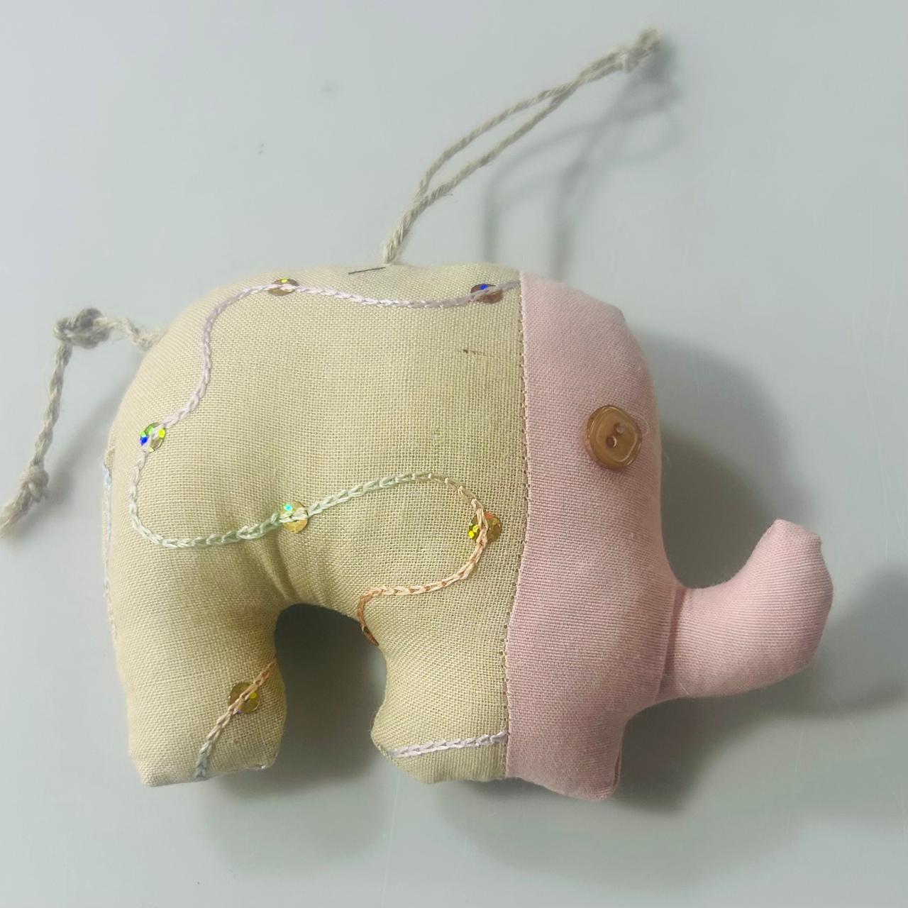 Objet décoratif mini éléphant en tissu