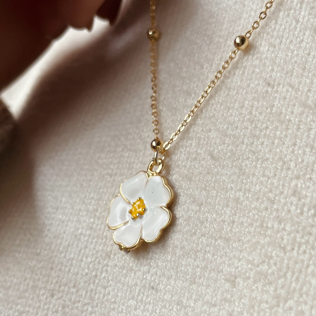 collier fleur blanche et bracelet ajustable doré