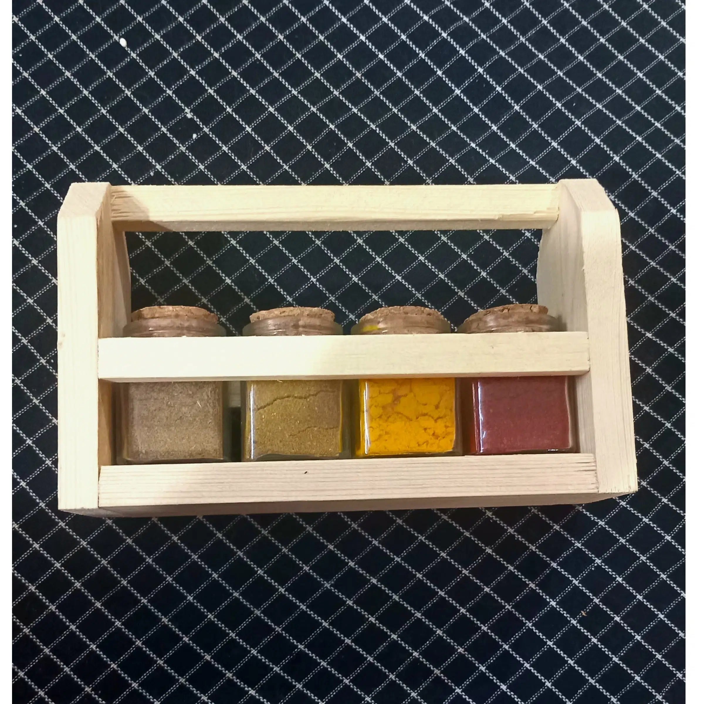 Coffret d'épices premium Cumin, Curcuma, Piment, Coriandre dans un petit étagère en bois