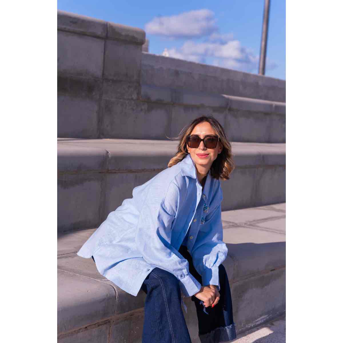 Chemise en bleu ciel brodée à la main - Taille de vêtements M