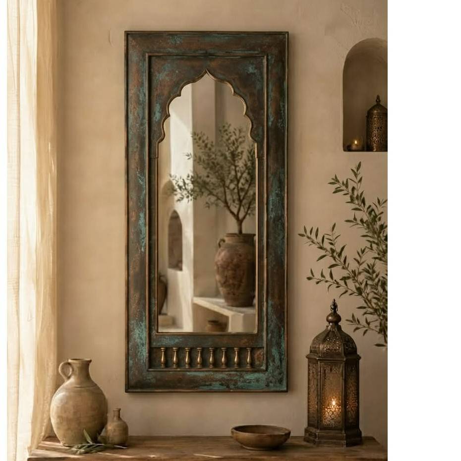 Miroir arabesque en bois patiné pour une touche élégante