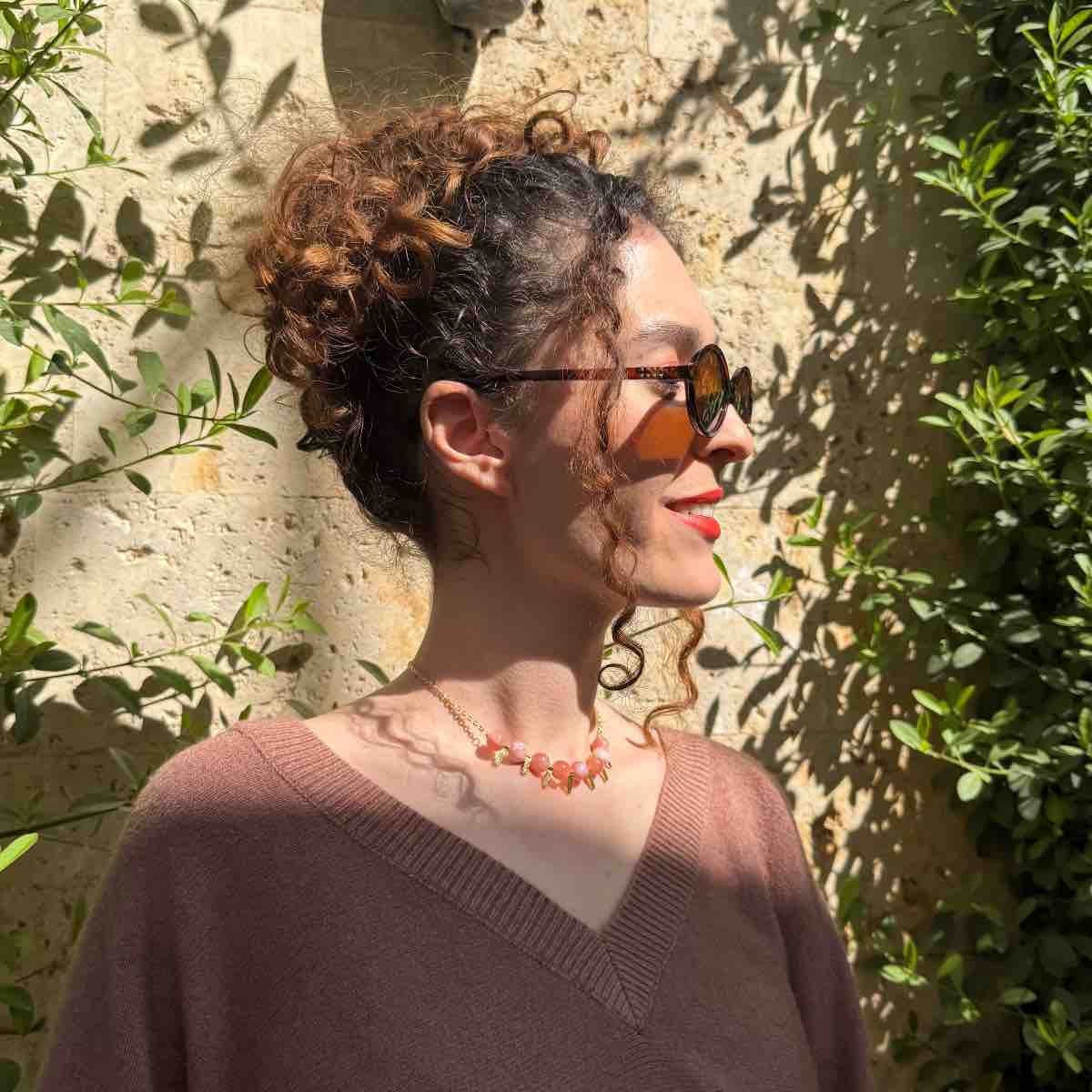 Collier rose en pierre naturelle et charmes dorés