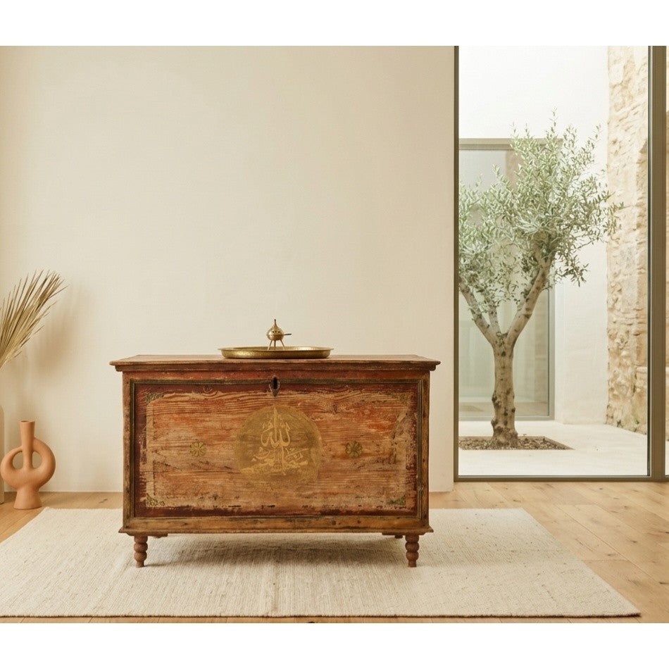 Coffre ancien rénové en bois naturel pour un intérieur unique