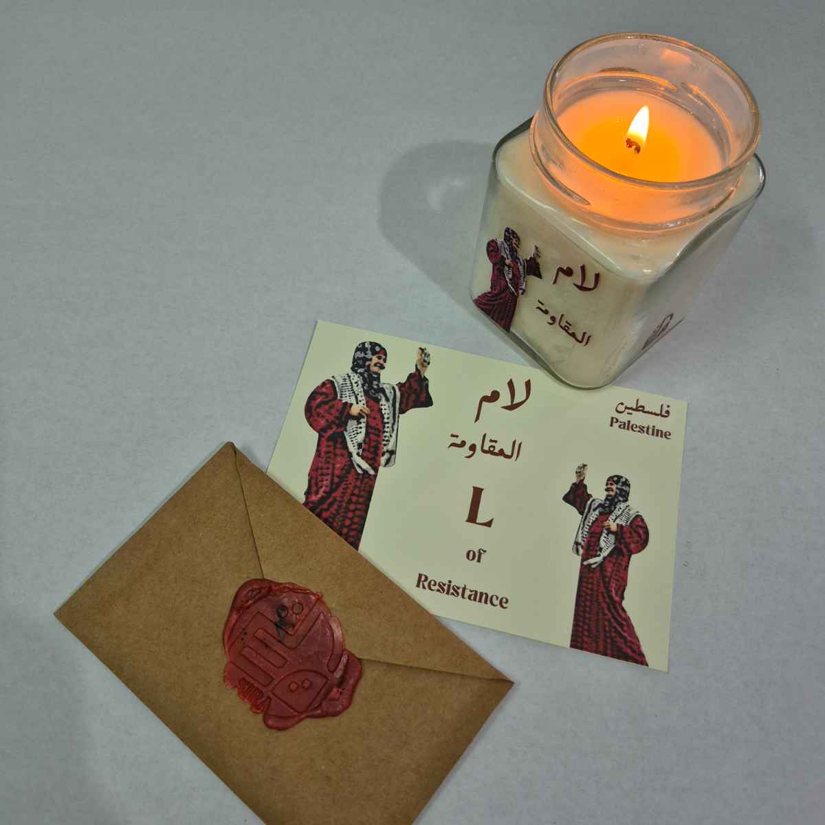 Bougie "L of resistance" avec carte postale et enveloppe photos : Une histoire de Palestine