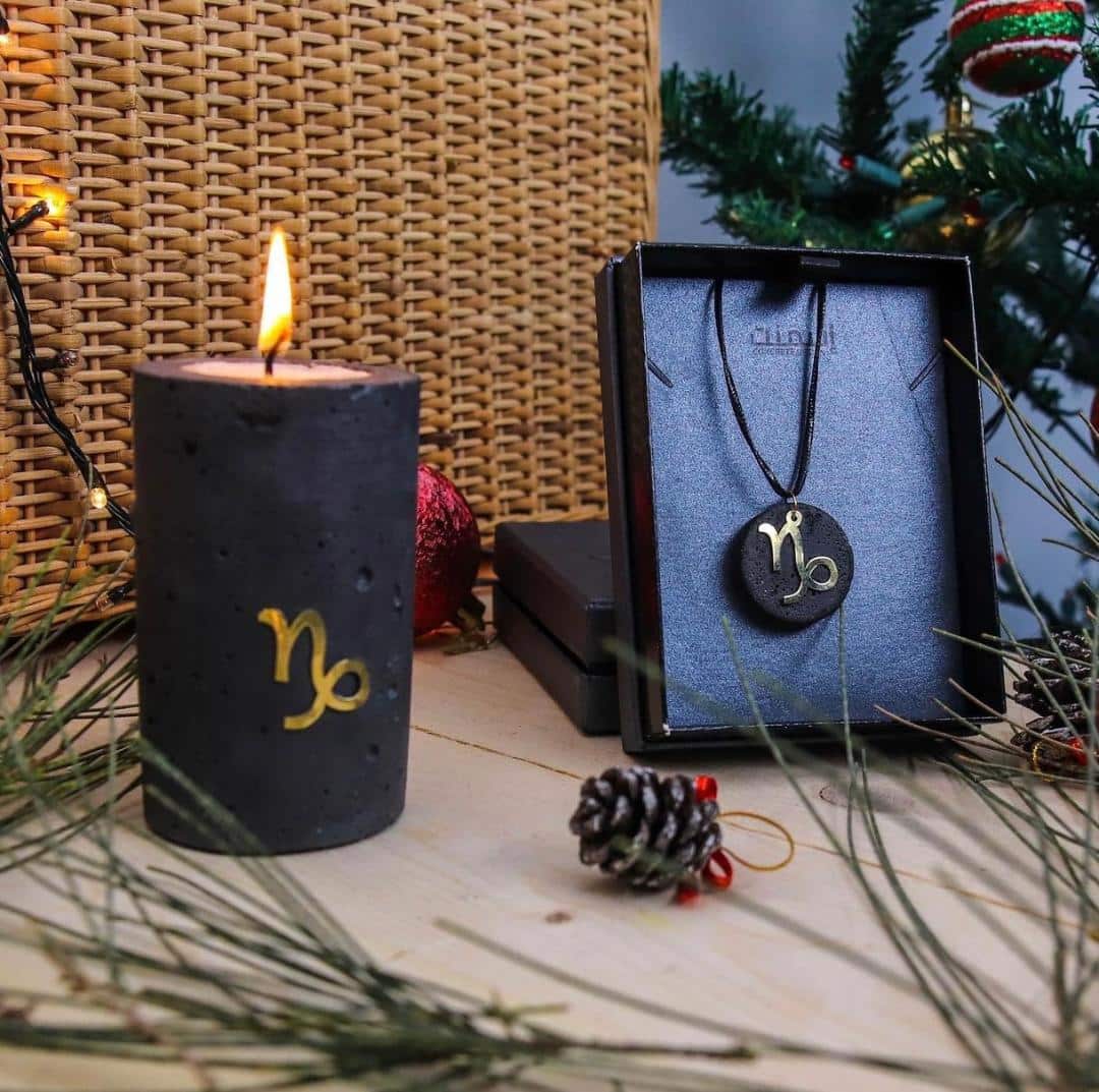 Coffret Cadeau Astrologie : Bougie Parfumée &amp; Collier Signe du Zodiaque