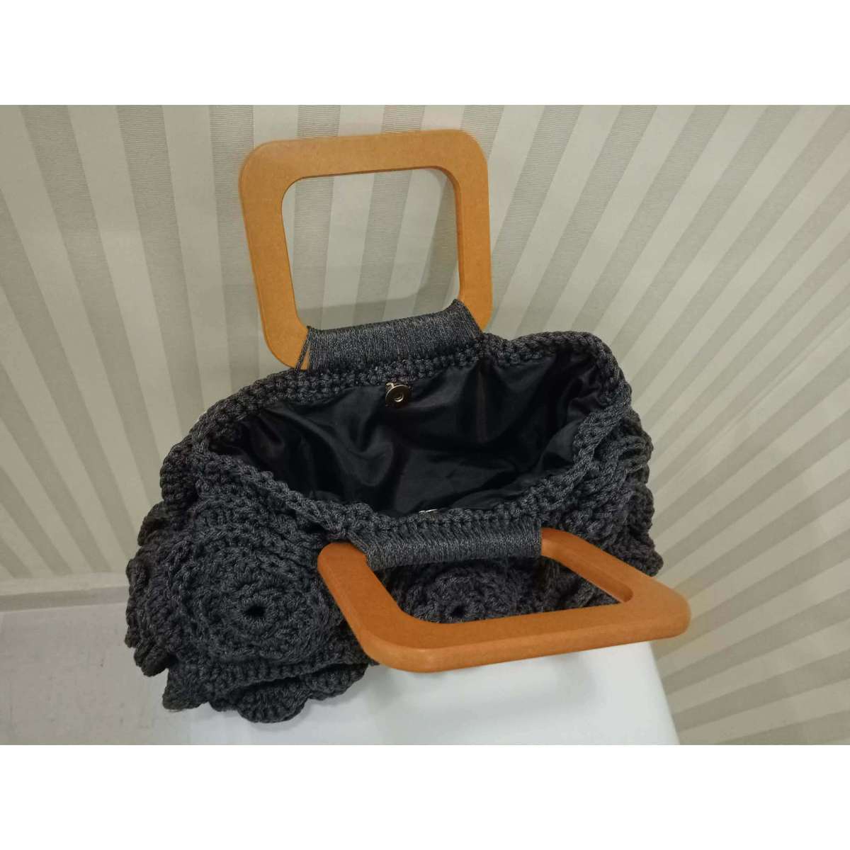 Sac crochet gris foncé fleurs élégantes pour un style unique