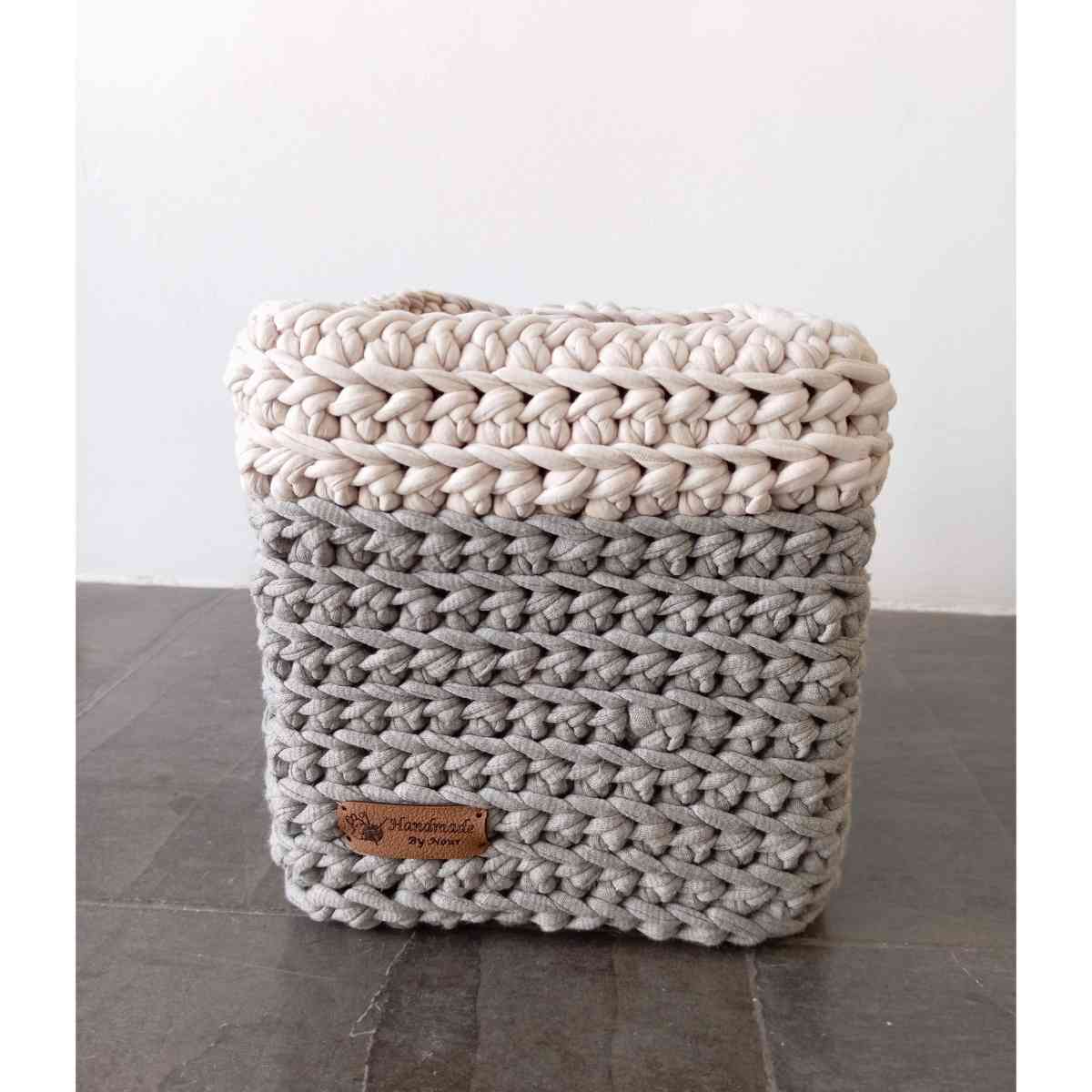 cache pot crochet tendance en gris ou blanc cassé 16x16x18 cm avec un pot en argile