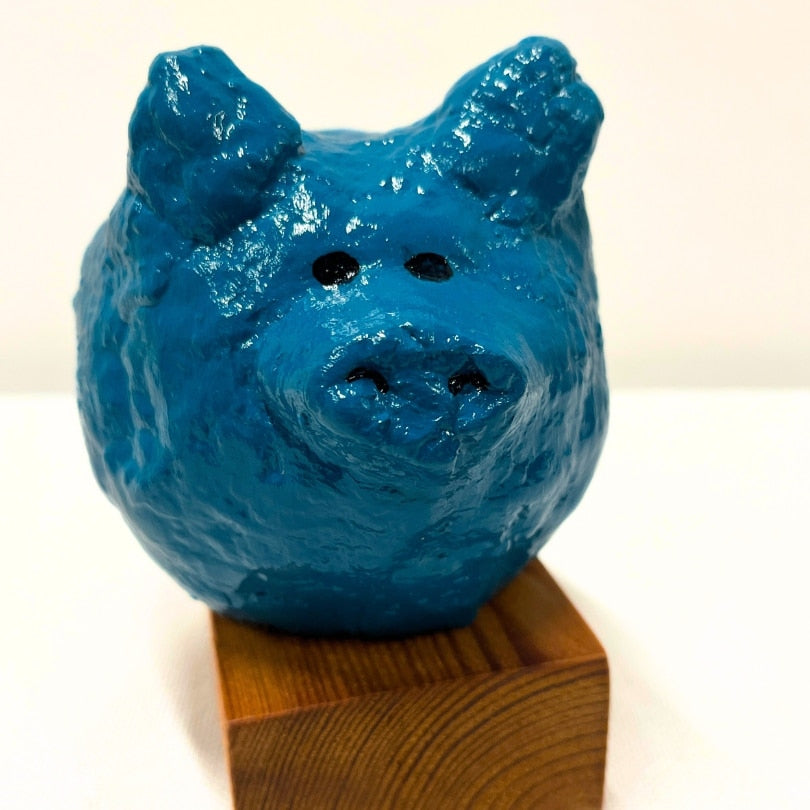 Petit cochon bleu upcyclé sur support en bois e papier mâché et technique mixte