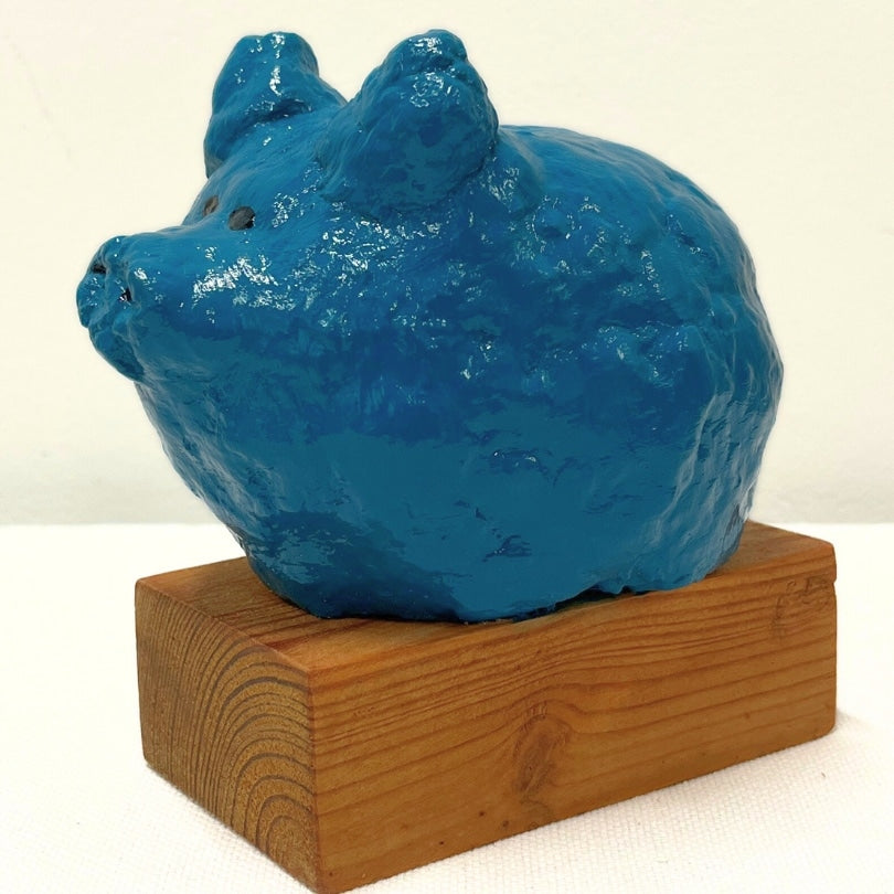 Petit cochon bleu upcyclé sur support en bois e papier mâché et technique mixte