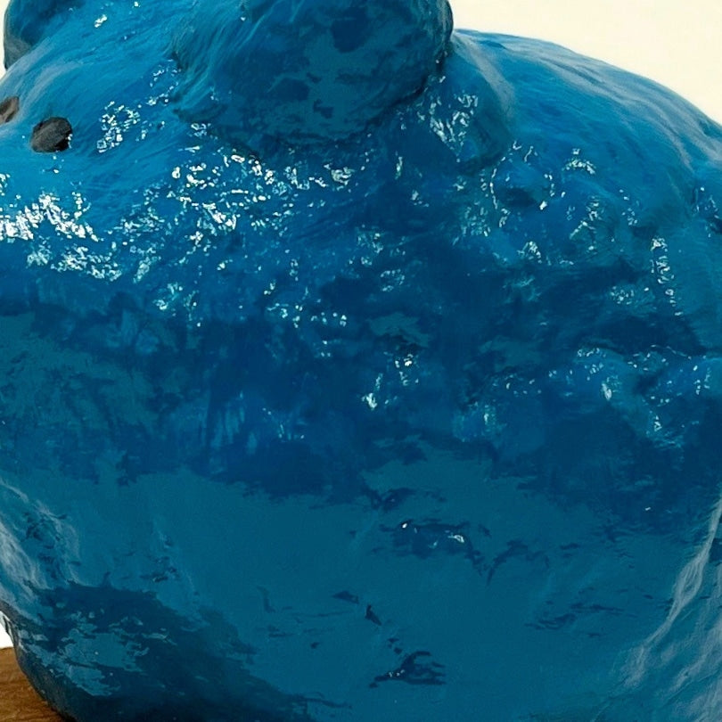 Petit cochon bleu upcyclé sur support en bois e papier mâché et technique mixte