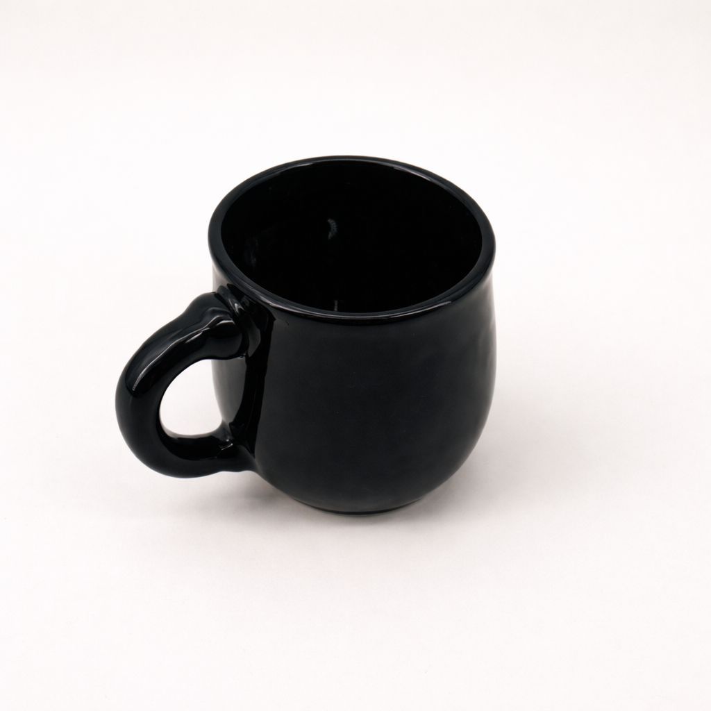 Mug sculpture en céramique noire