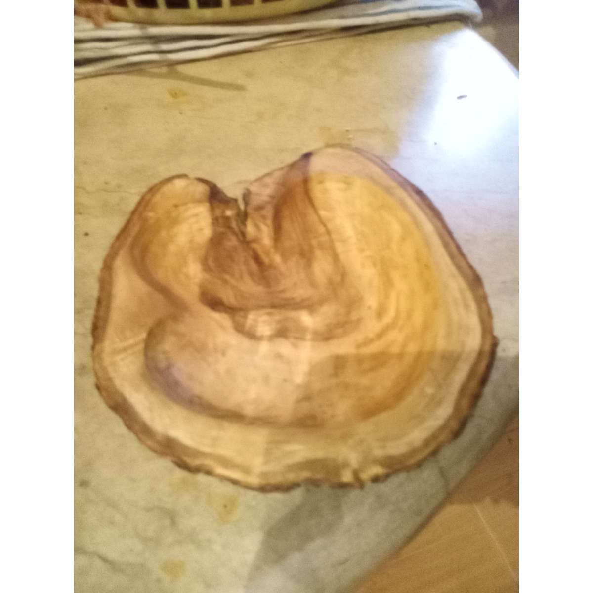 Bol en bois olivier sculpté pour une décoration unique et élégante