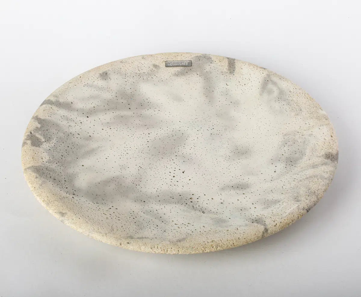 Plat en béton — artisanal Tunisie.