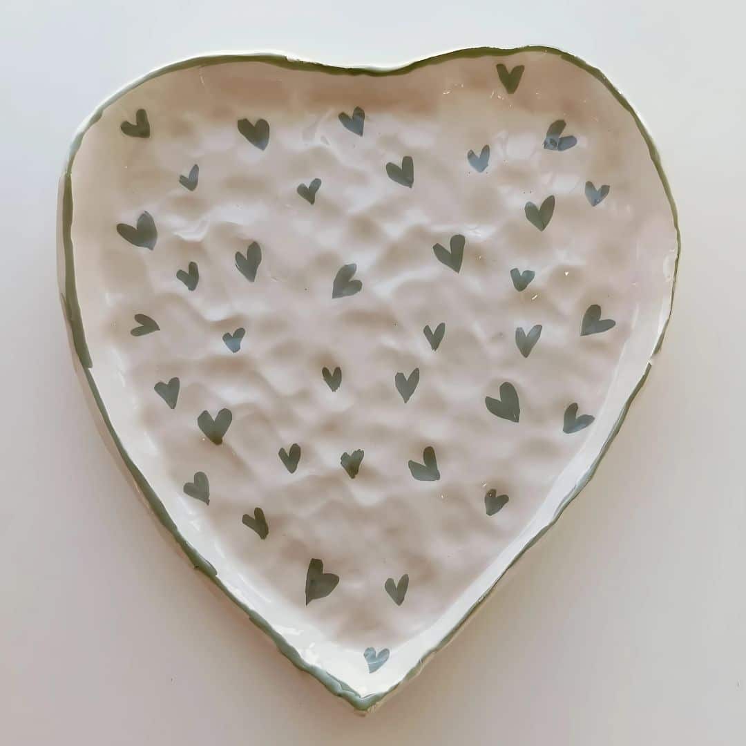 Plat en céramique forme cœur avec petits motifs cœurs - artisanat Tunisien fait main | ILEYCOM