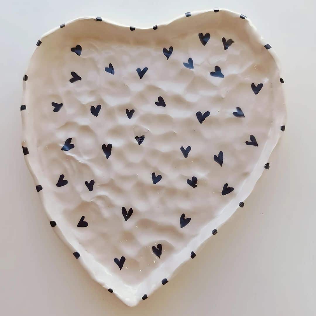Plat en céramique forme cœur avec petits motifs cœurs - artisanat Tunisien fait main | ILEYCOM