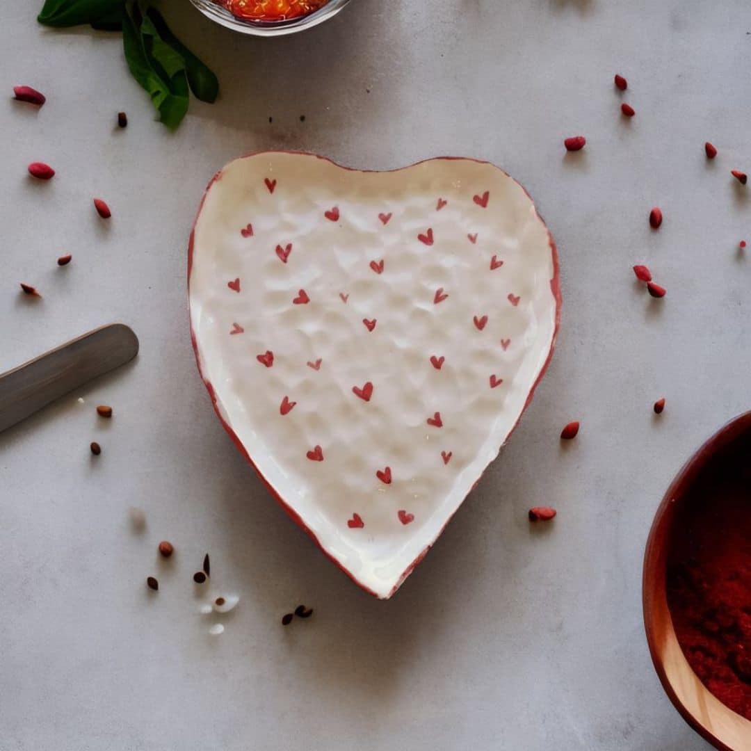 Plat en céramique forme cœur avec petits motifs cœurs - artisanat Tunisien fait main | ILEYCOM