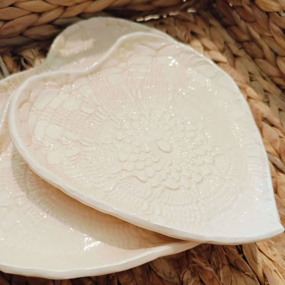 Plat en céramique forme cœur blanc - artisanat Tunisien fait main | ILEYCOM