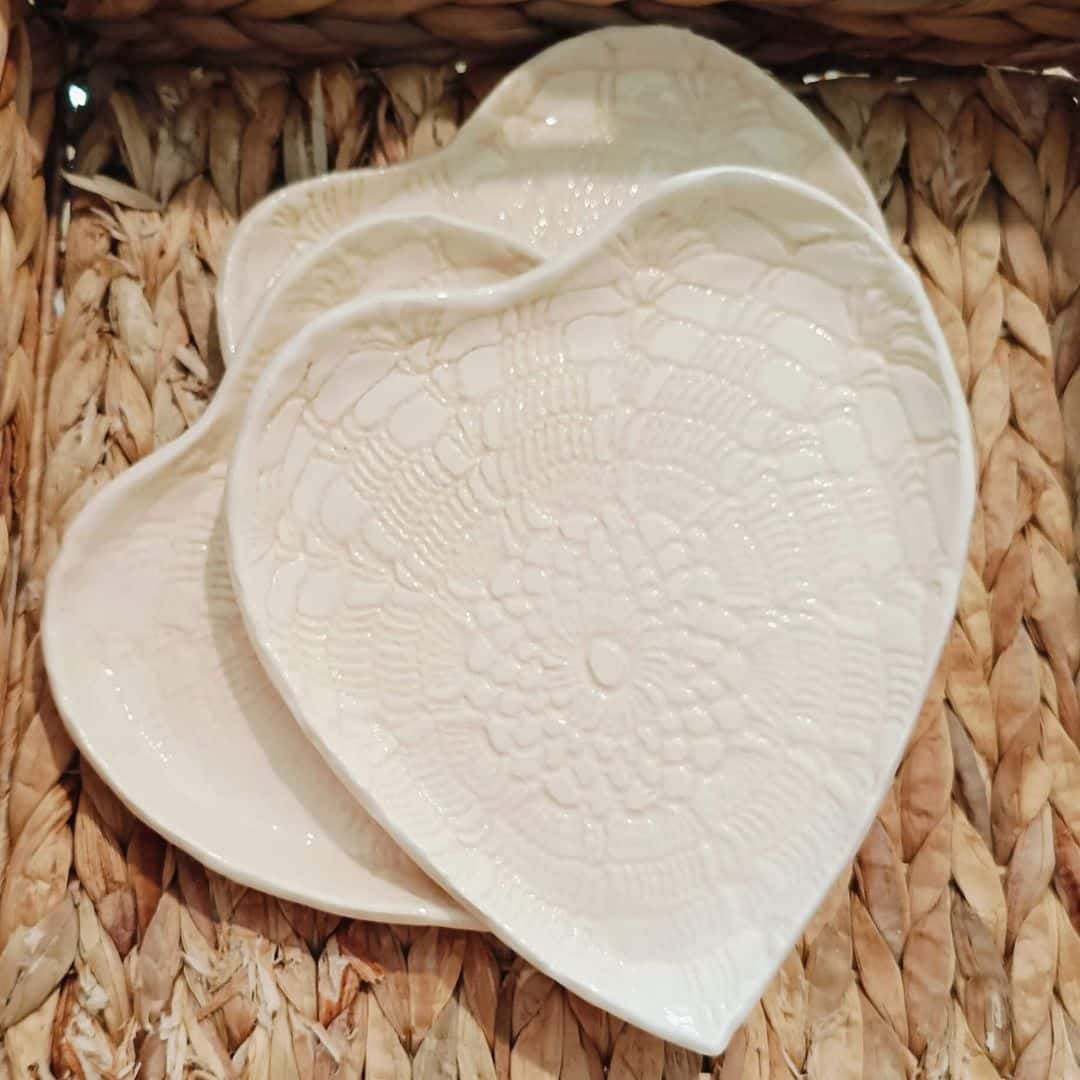 Plat en céramique forme cœur blanc - artisanat Tunisien fait main | ILEYCOM