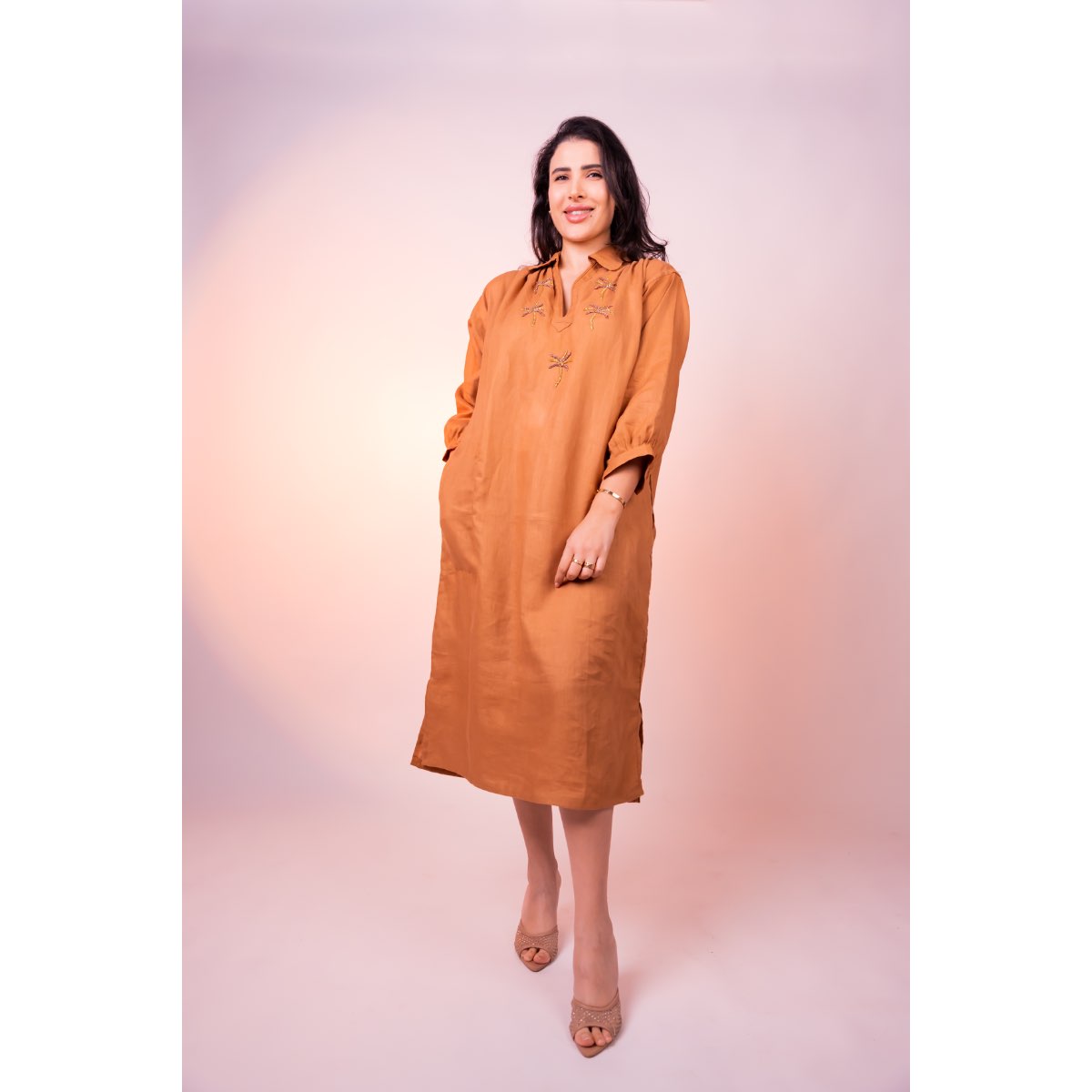 blouza marron brodée à la main pour un style unique et élégant