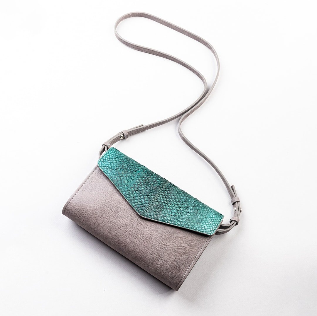 Pochette en cuir de saumon Emerald en gris avec détails en vert - artisanat Tunisien fait main | ILEYCOM