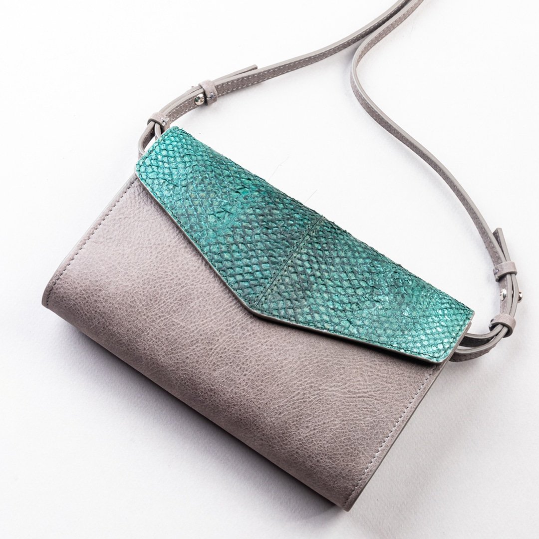 Pochette en cuir de saumon Emerald en gris avec détails en vert - artisanat Tunisien fait main | ILEYCOM