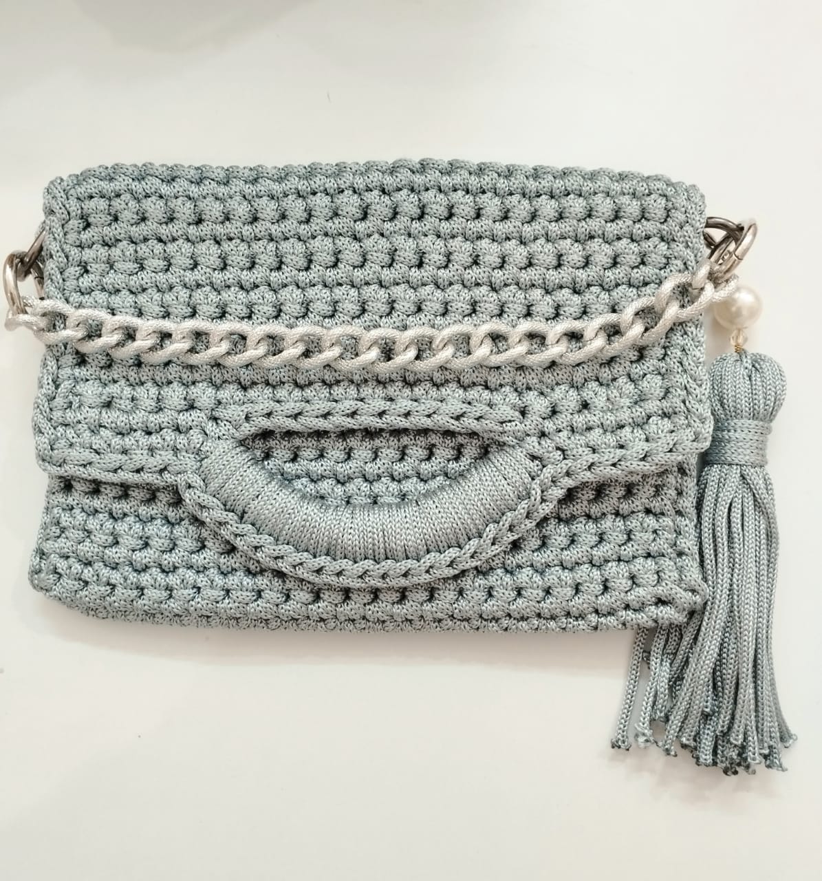 pochette grise en crochet avec chaine