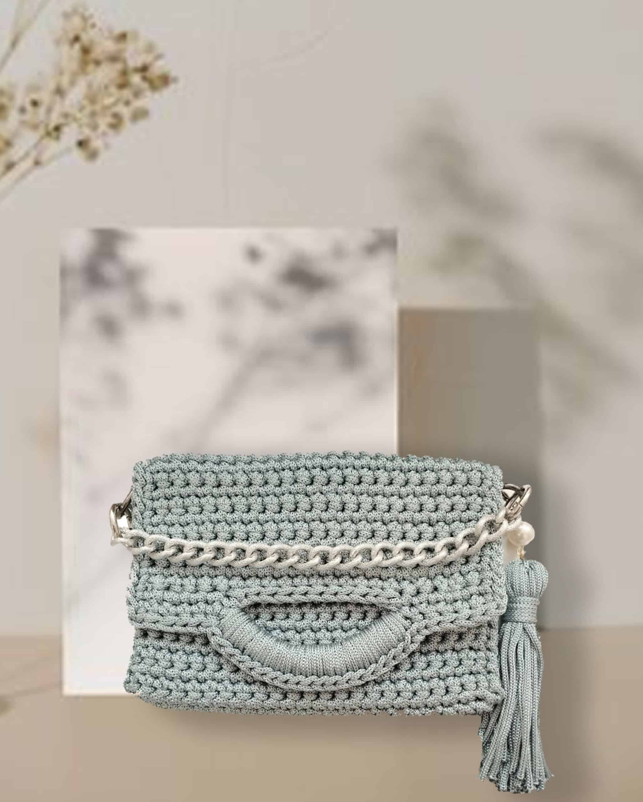 pochette grise en crochet avec chaine