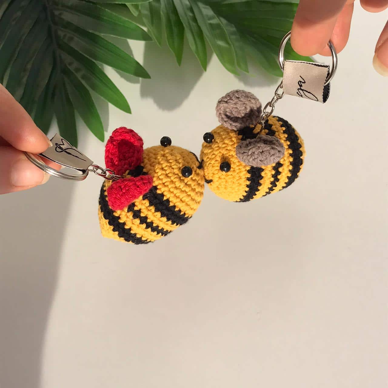 Porte-clés abeille en crochet – Disponible en Rose, Rouge, Noir et Marron