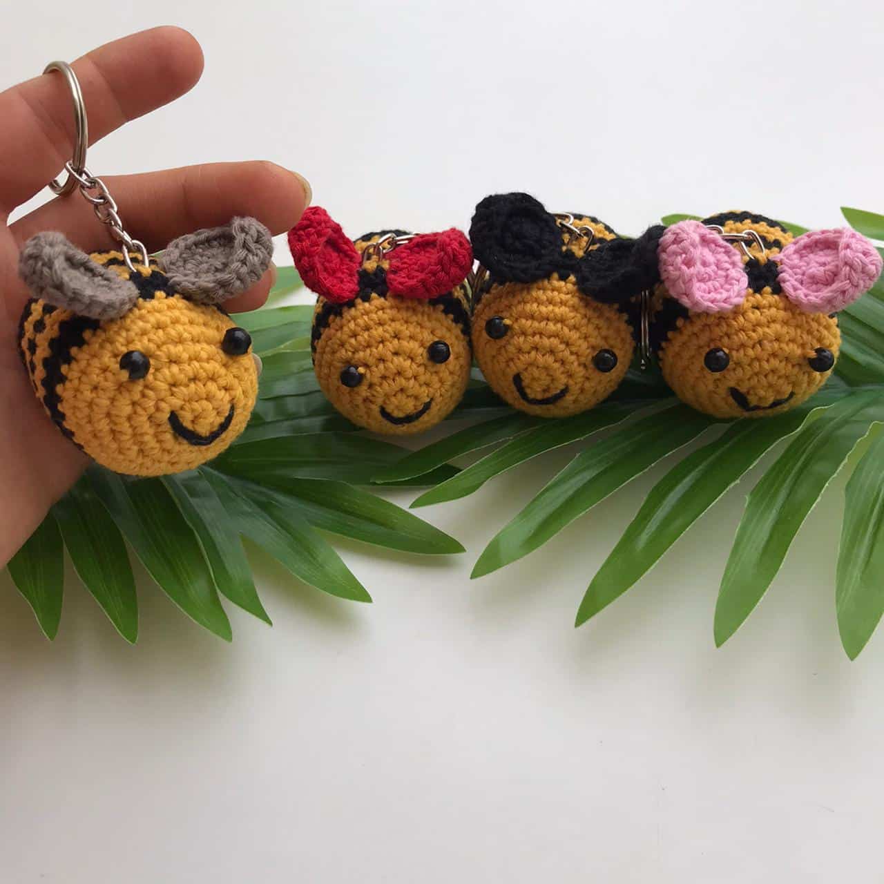 Porte-clés abeille en crochet – Disponible en Rose, Rouge, Noir et Marron