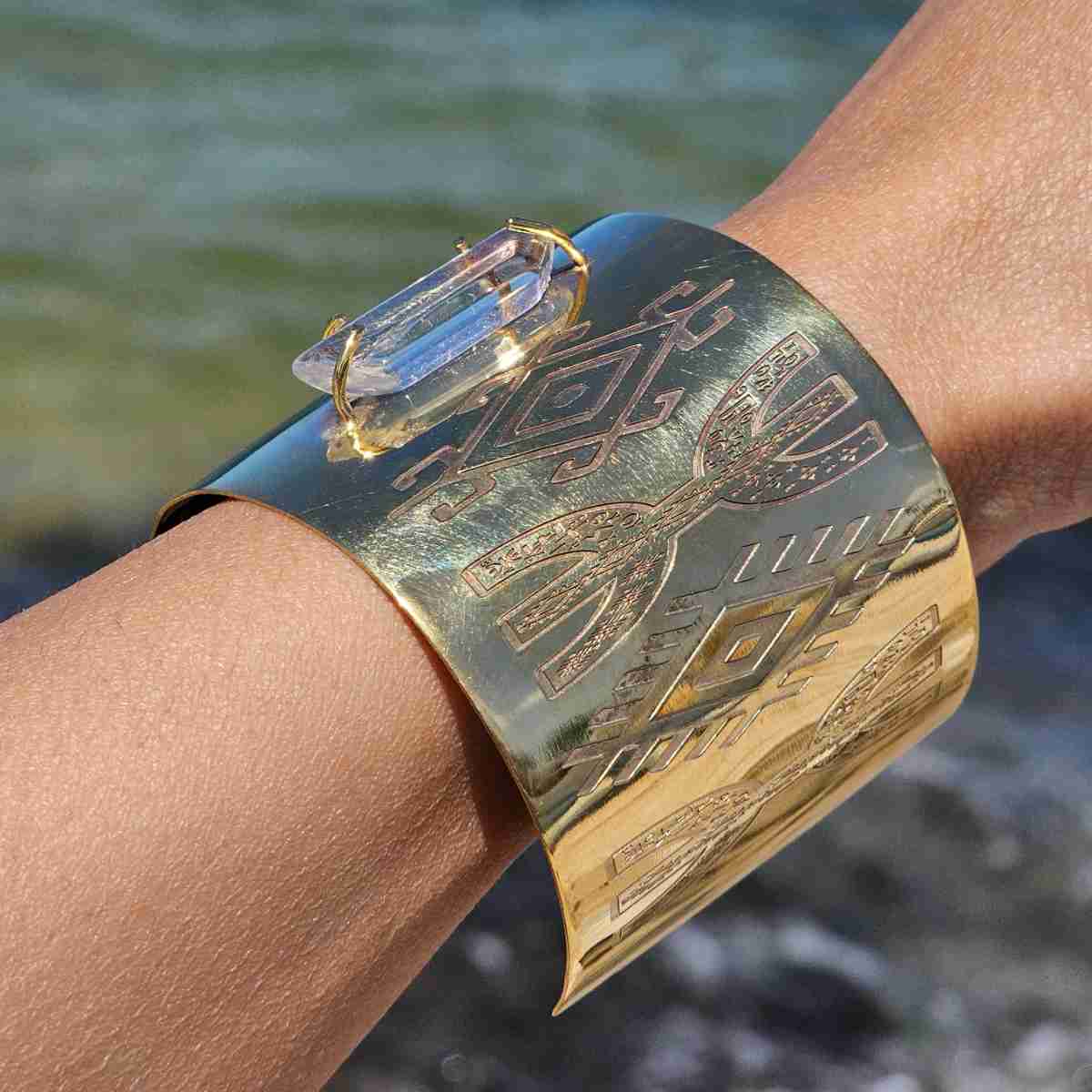Manchette Amazigh Amestan Cristal de roche en cuivre plaqué or 18 K