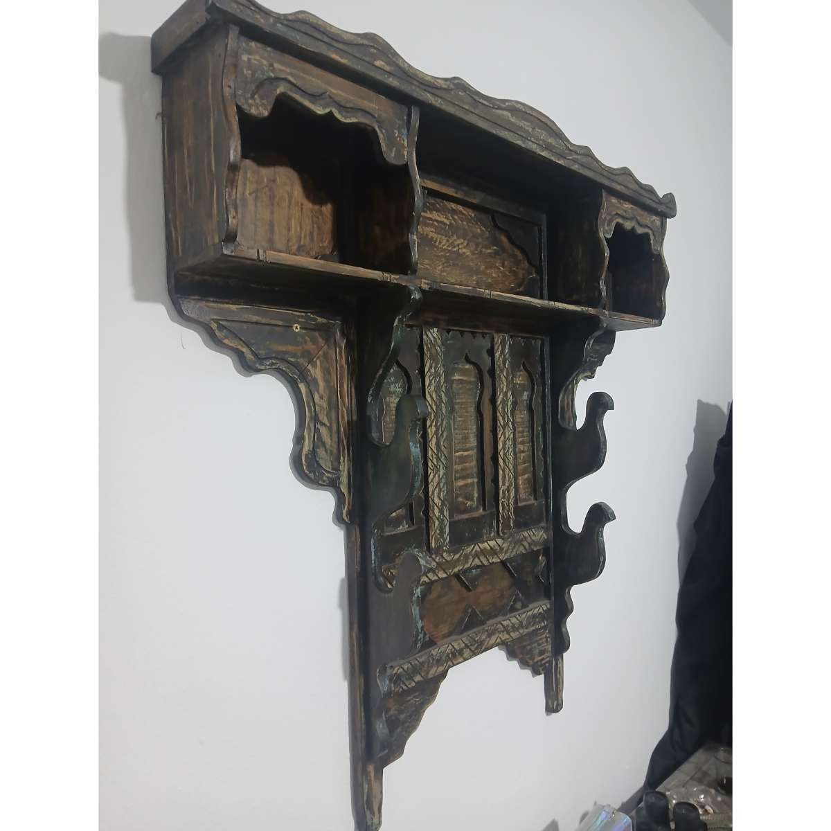 Étagère en bois arabe design unique pour un intérieur raffiné