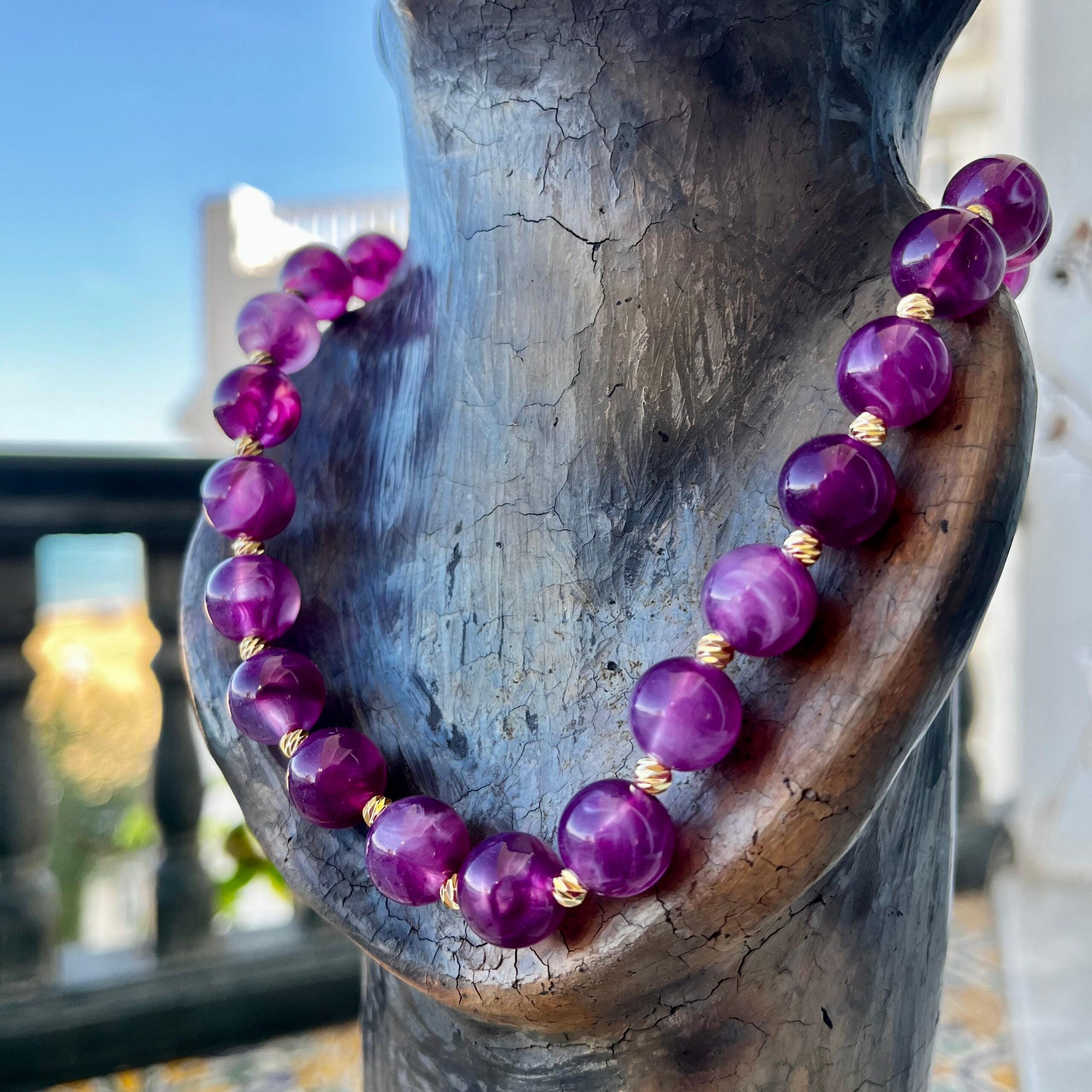 Collier violet en pierre naturelle pour un style unique et raffiné