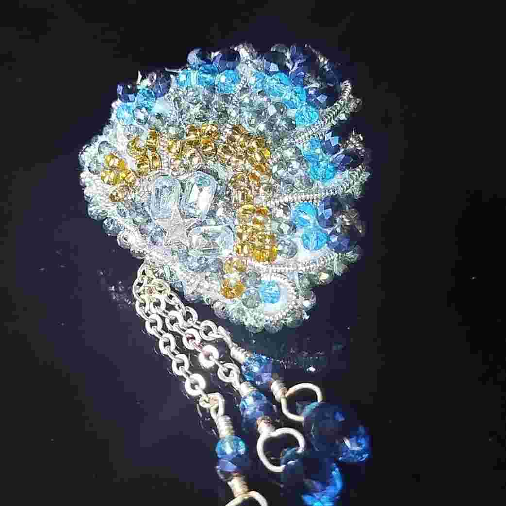 broche élégante en cannetille et cristaux pour un look unique