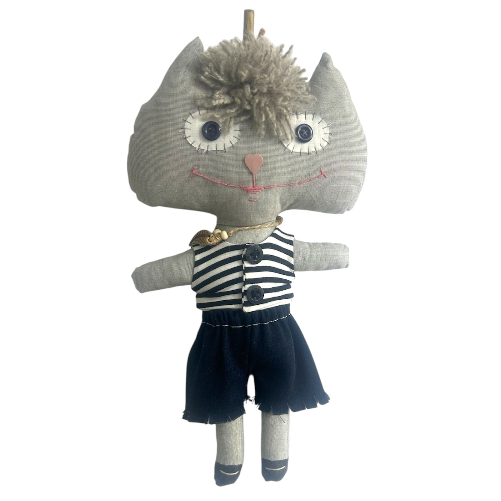 Doudou chat en tissu en tenue rayée noir et blanc et short blanc