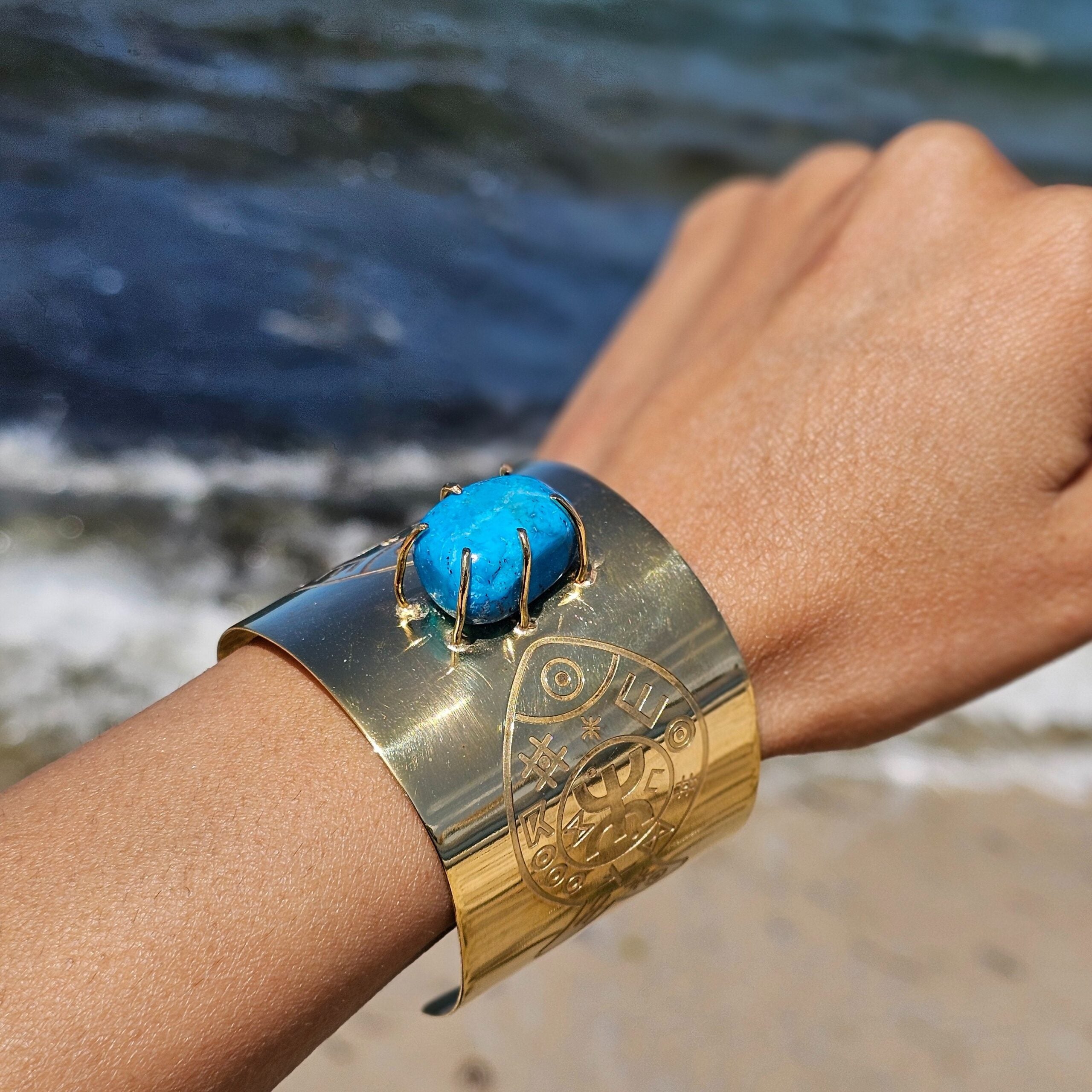 Manchette Amazigh Aslem Turquoise en cuivre plaqué en or 18 K