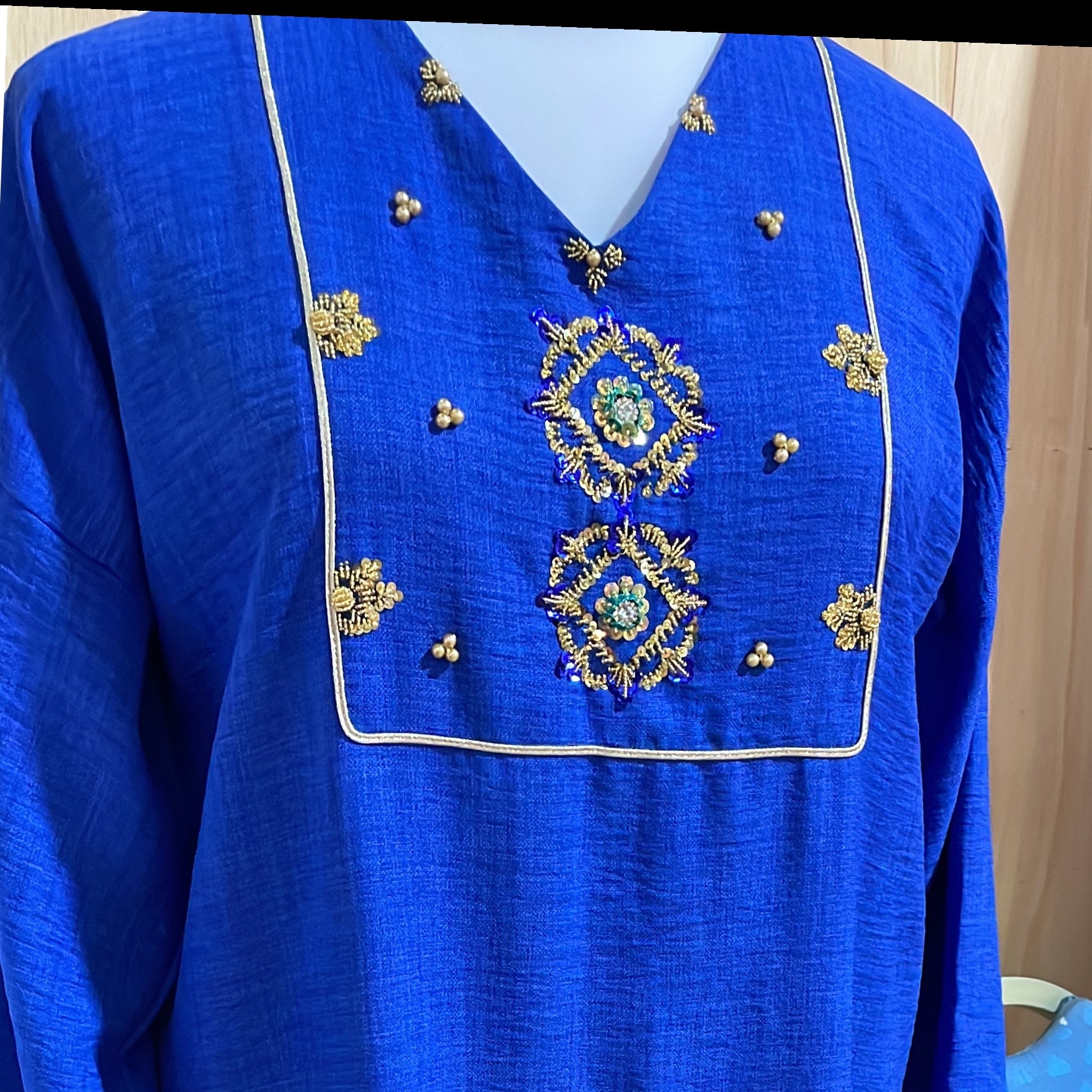 Kurta Bleue Royale avec Broderie Dorée Éclatante