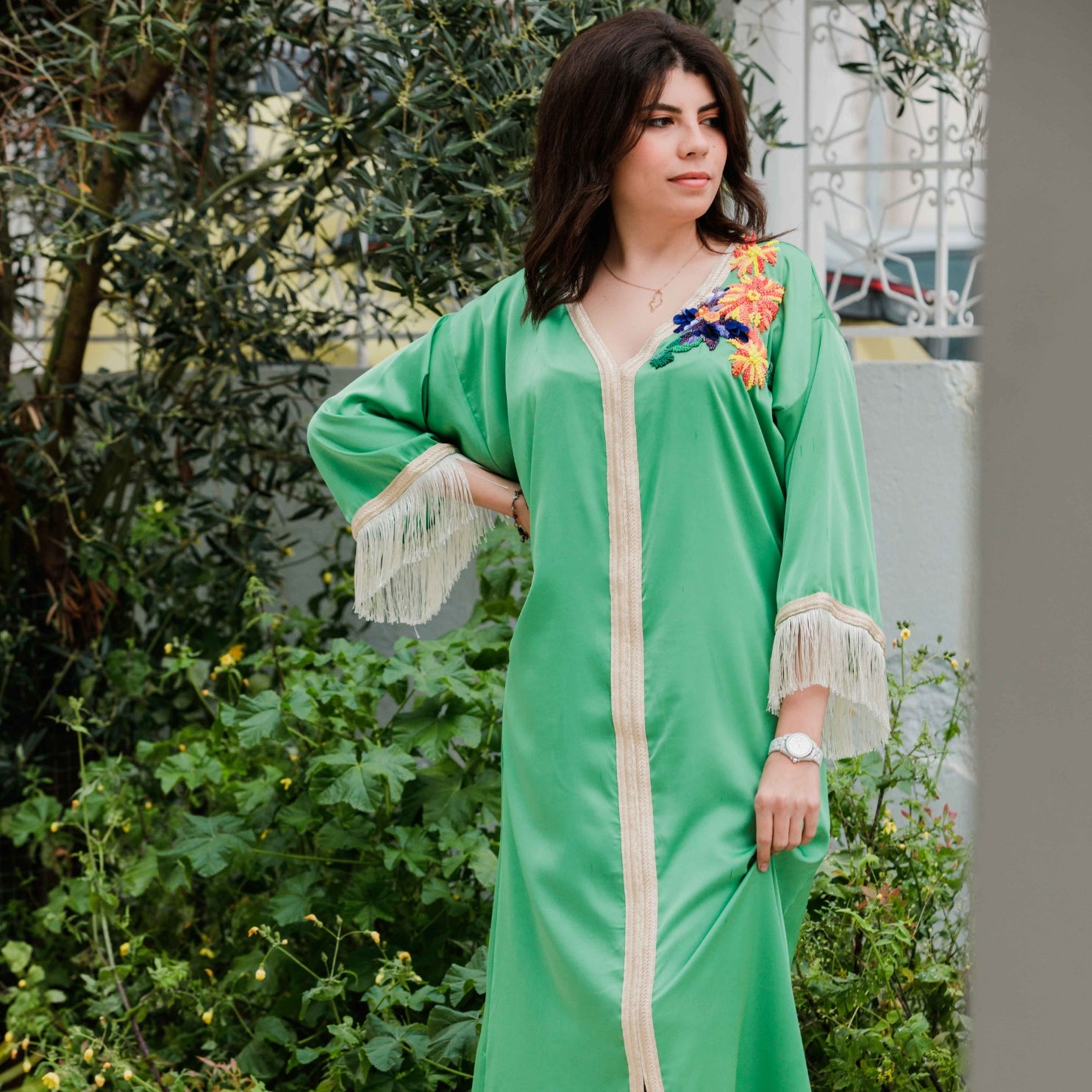 Robe jebba verte col en V bordé de finitions dorées - artisanat Tunisien fait main | ILEYCOM