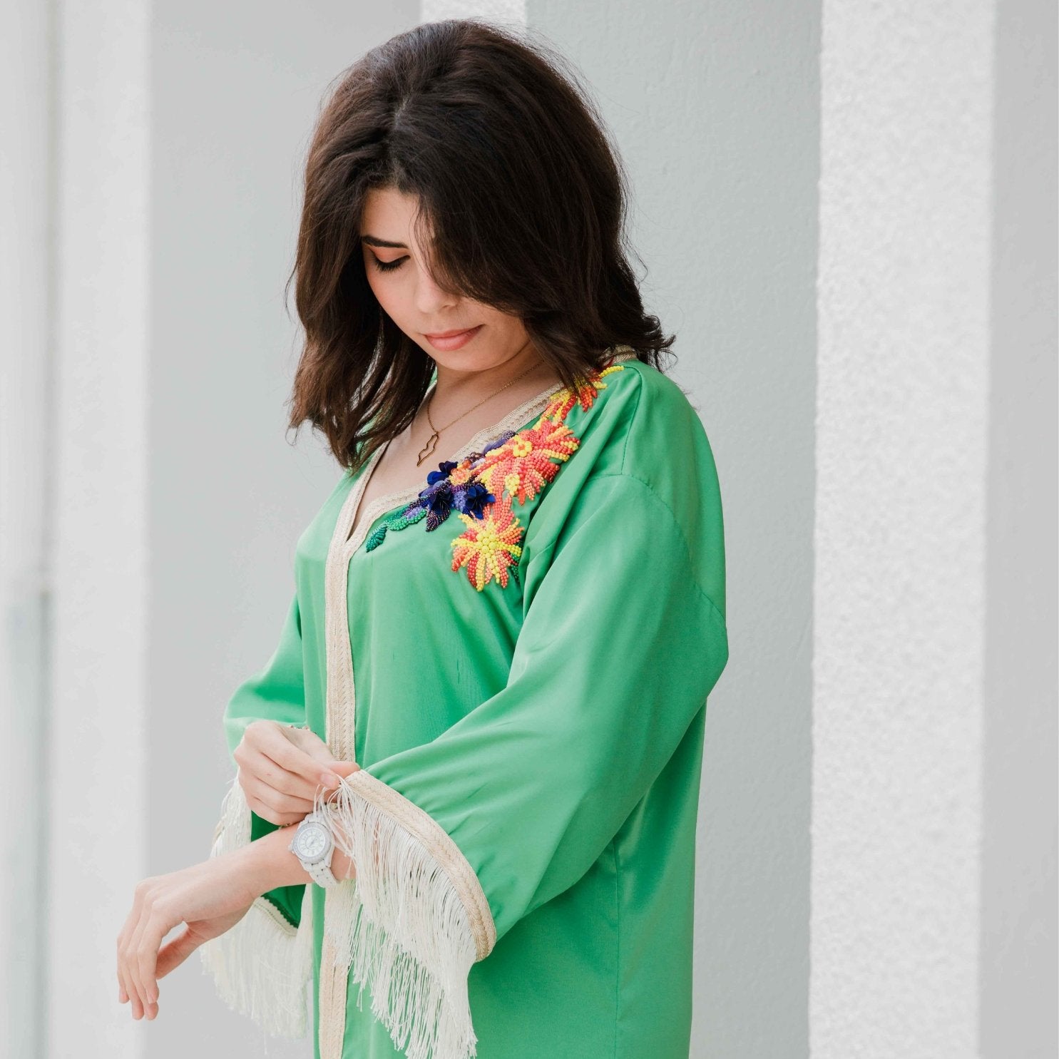 Robe jebba verte col en V bordé de finitions dorées - artisanat Tunisien fait main | ILEYCOM