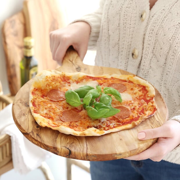 Planche à Pizza Ronde en Bois d’Olivier avec Manche