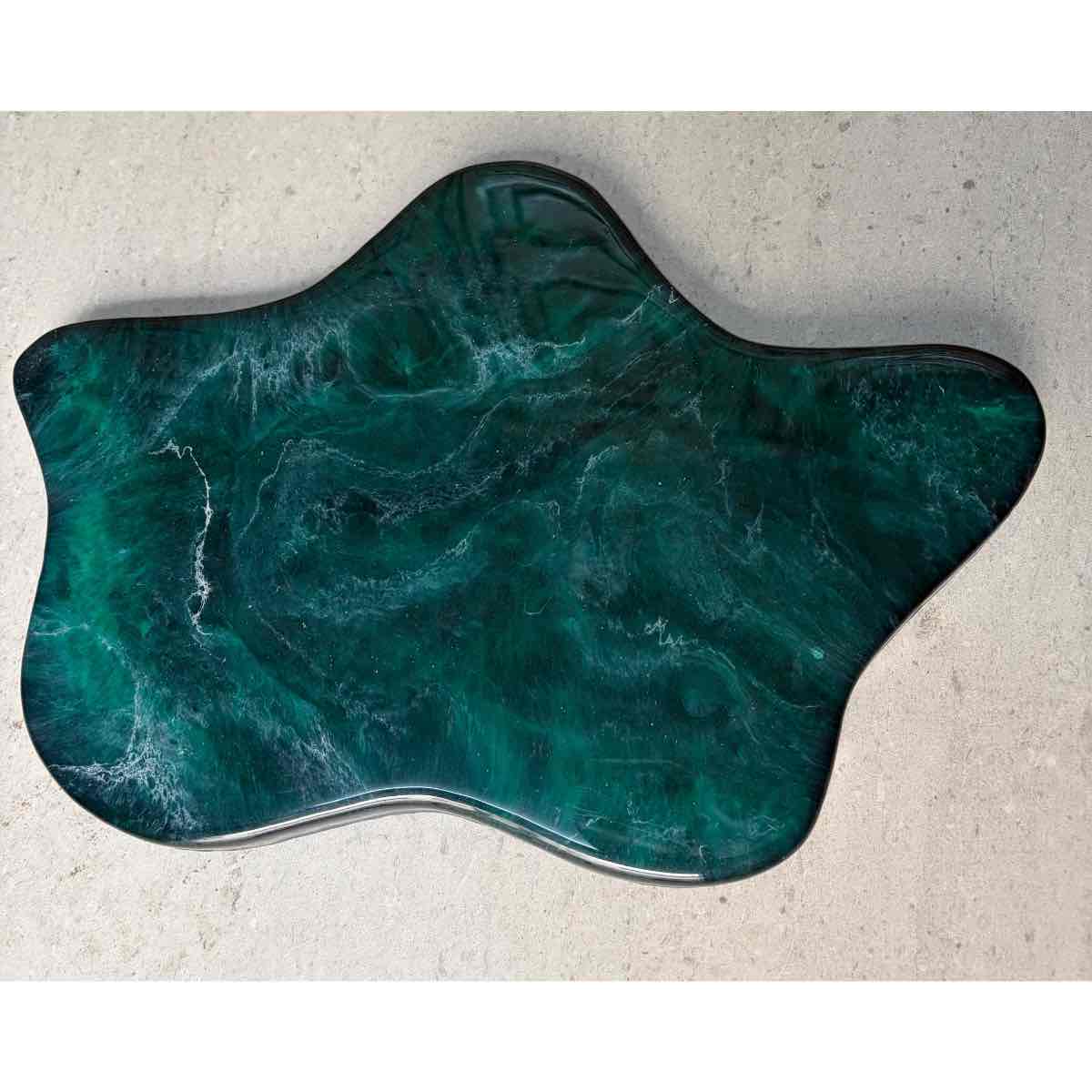 Plateau marbre vert époxy décoratif pour un intérieur élégant