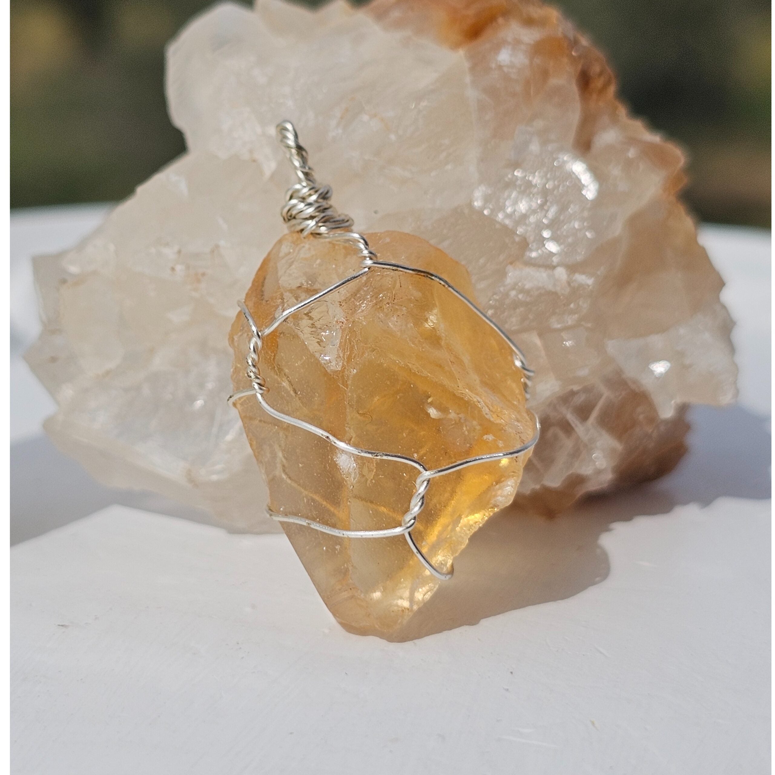 pendentif citrine brut entouré d'acier inoxydable pour énergie et style (sans chaîne)