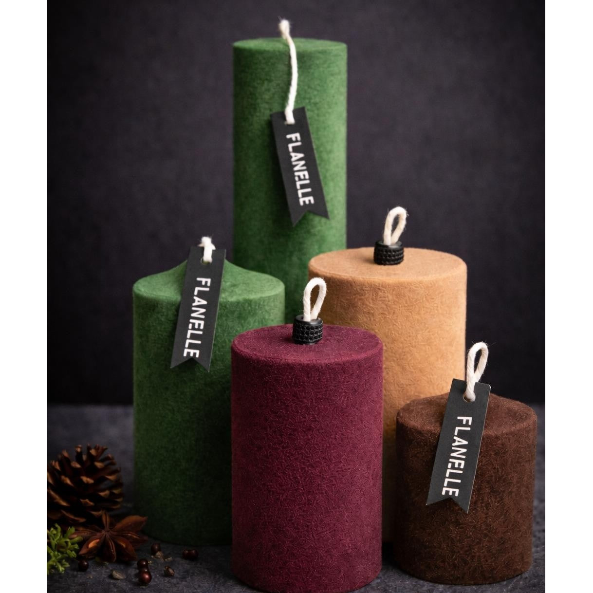 Trio de bougies pilliers en velours royale pour une ambiance luxueuse et chaleureuse