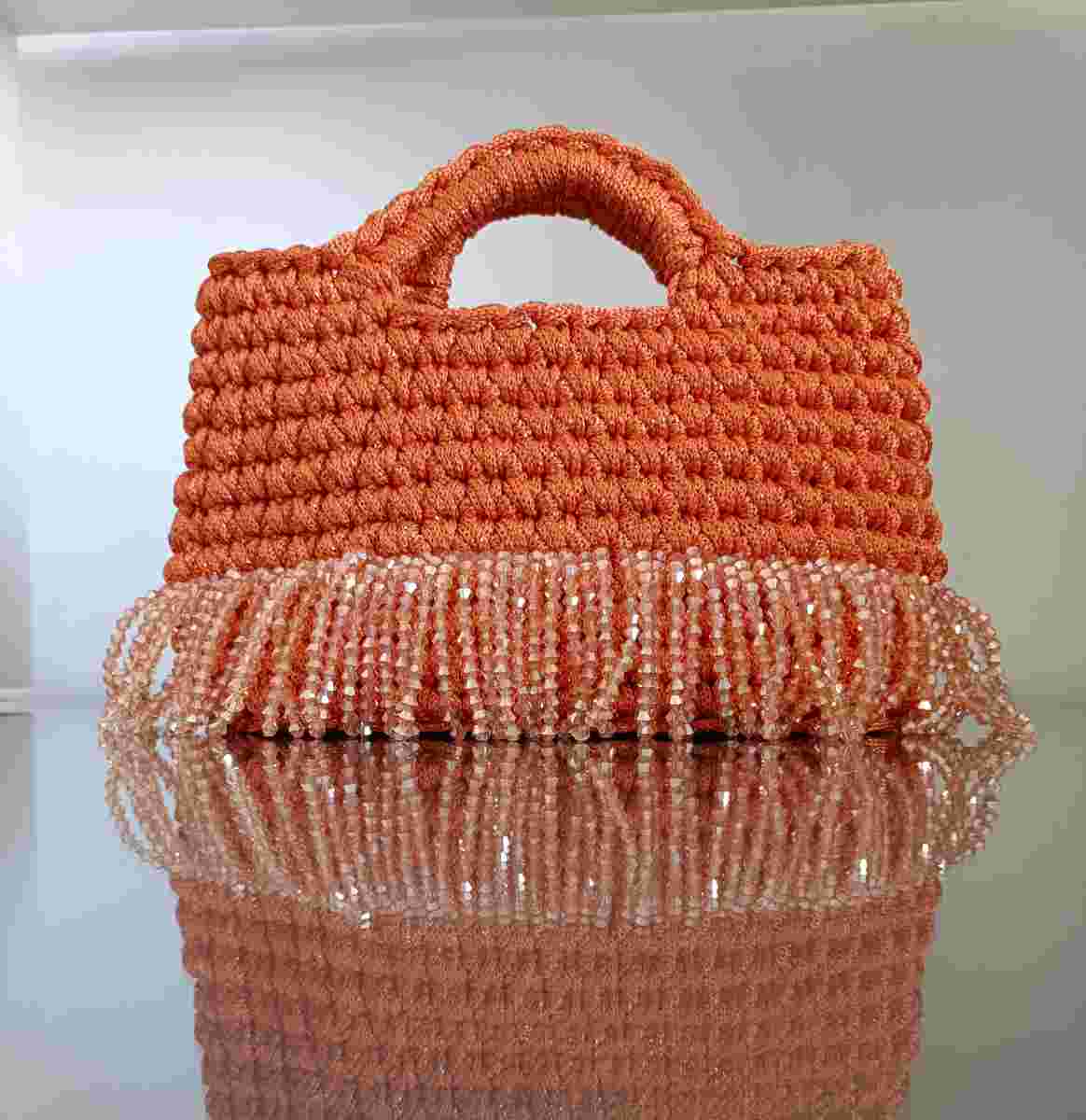 Sac bandoulière orange tissé main - éclat art — angle supp. Produit artisanal.