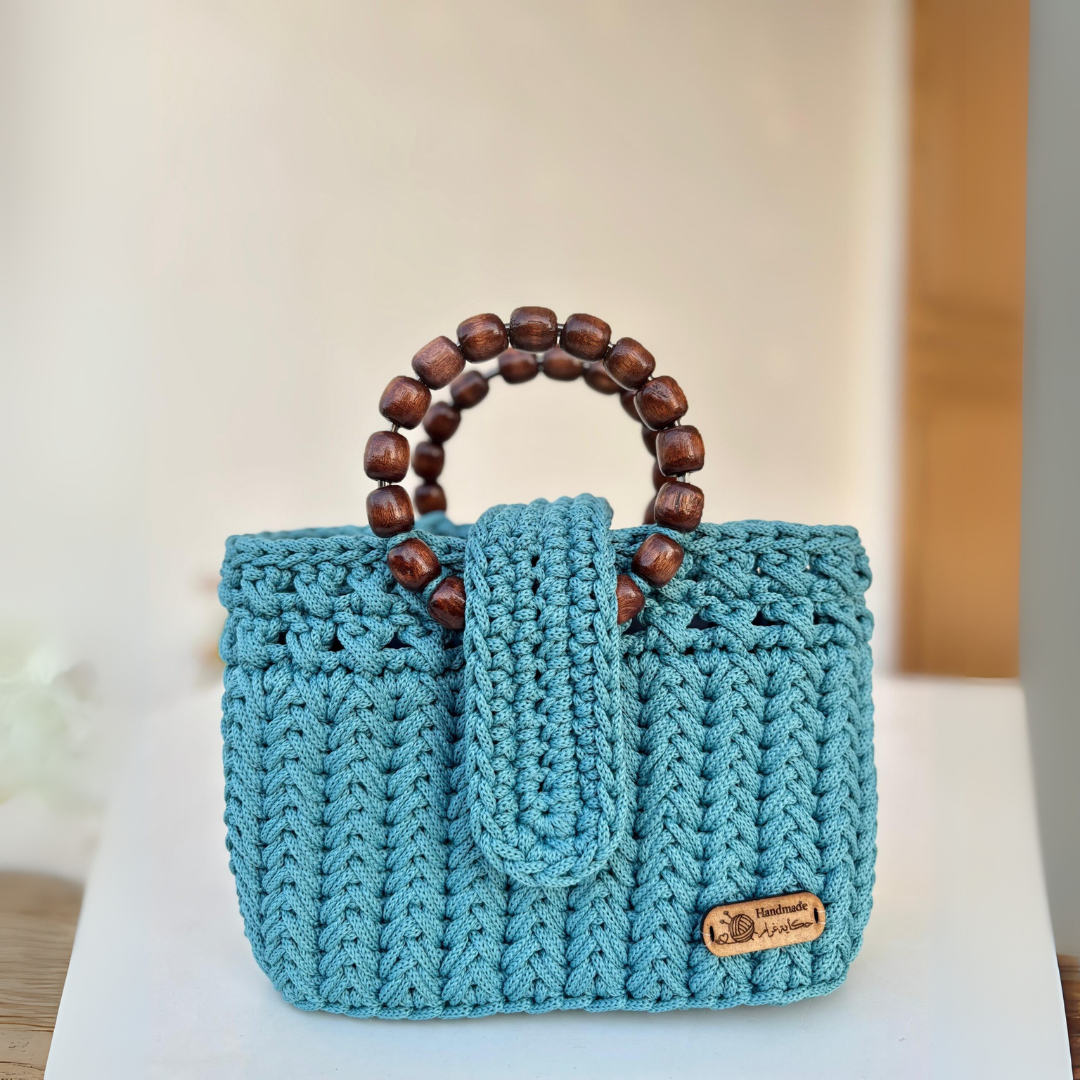 sac en crochet bleu avec anses en bois
