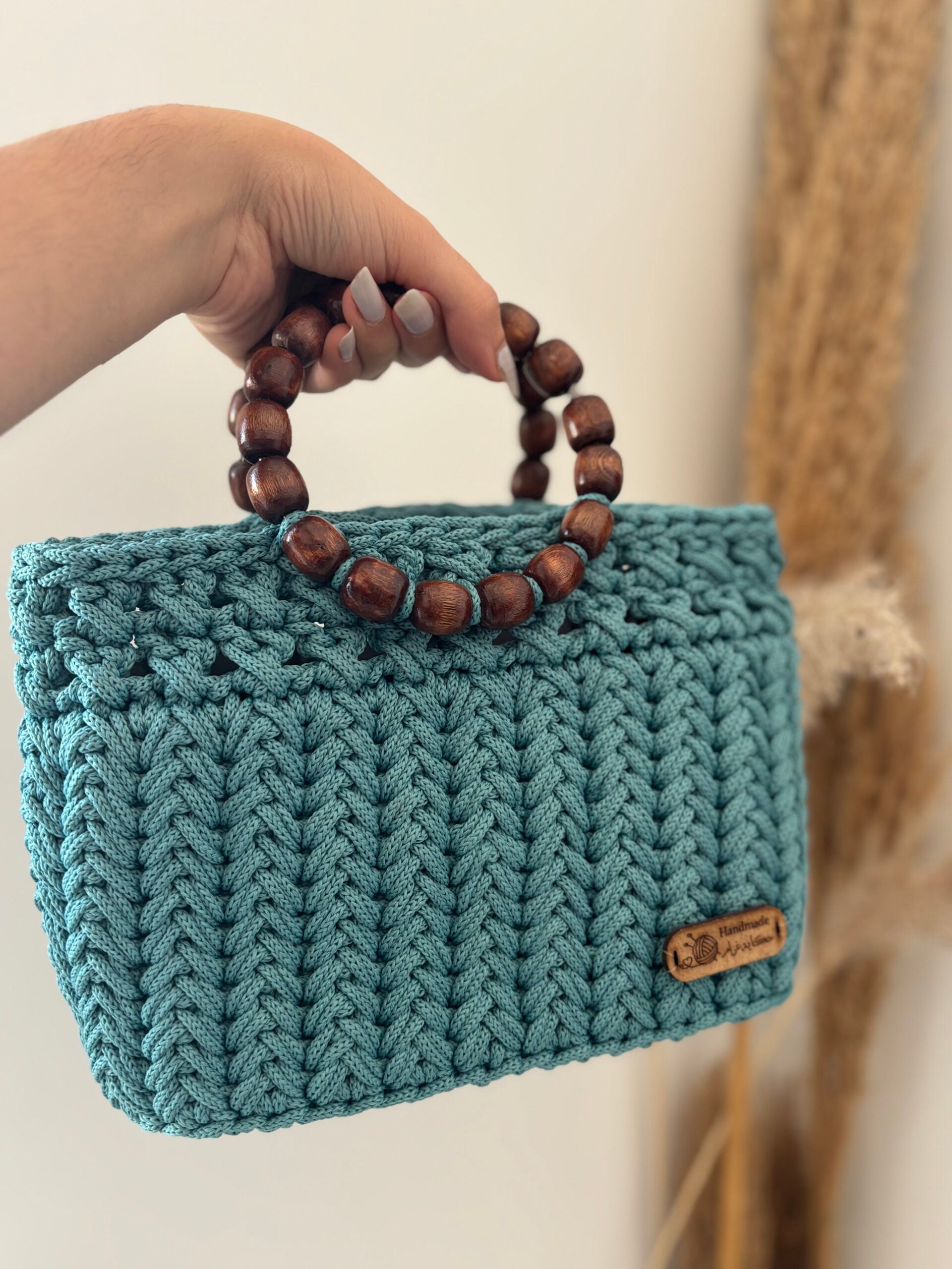 sac en crochet bleu avec anses en bois